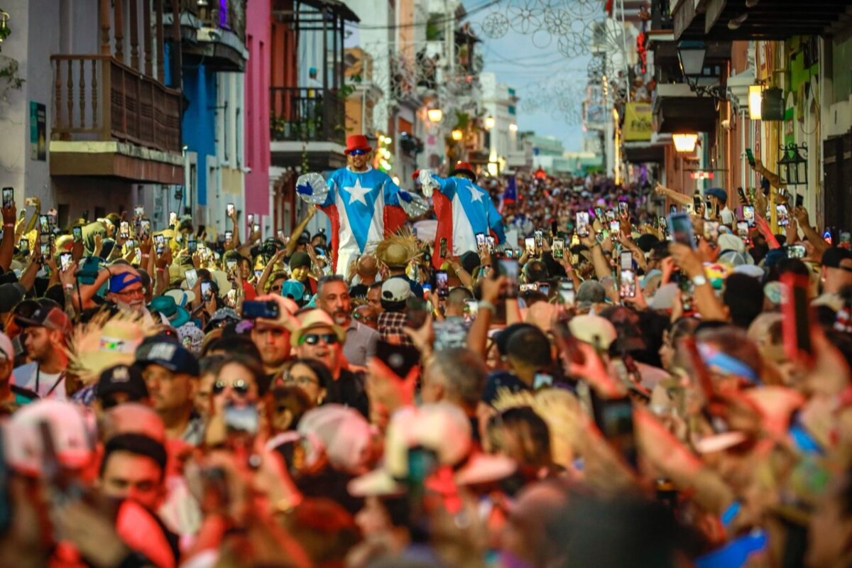 Multitud celebrando las Fiestas de la Calle San Sebastián en el Viejo San Juan